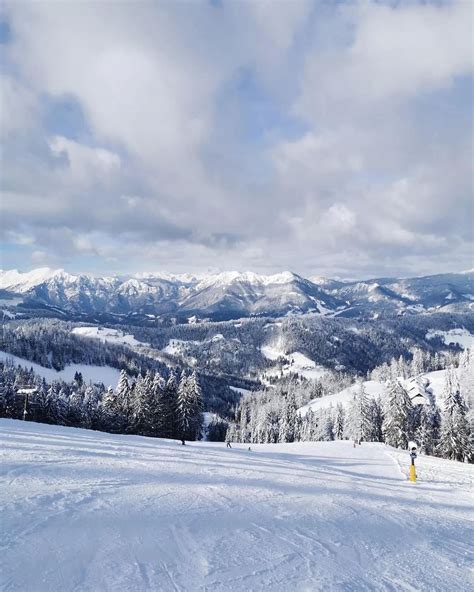 Zimska pokrajina v bližini smučišča Cerkno