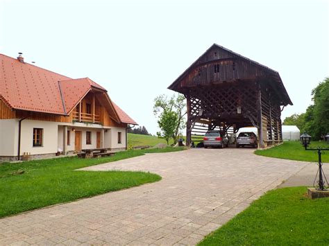 Turistična kmetija s pogledom na hribe