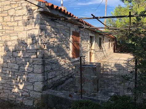 Tipična kamnita istrska hiša v Svetem Petru u Šumi