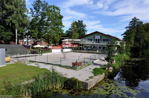 Panoramski pogled na Športni park Gaj obdan z naravo