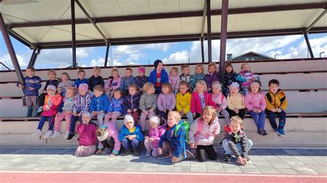 Skupina mladih na dogodku 