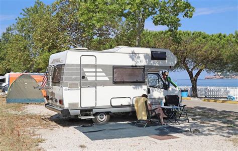 Urejen kamp z avtodomi in šotori