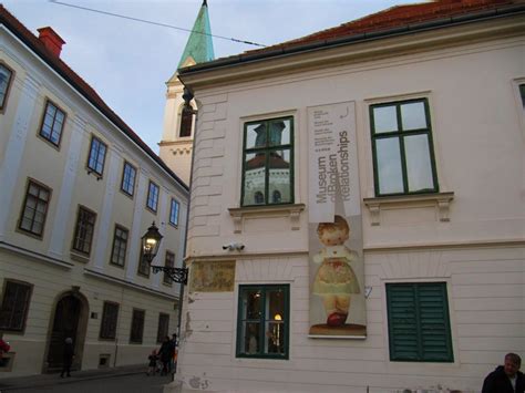 Umetniška postavitev Muzeja propadlih razmerij