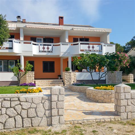 pogled na apartmaje ob morju s palmami