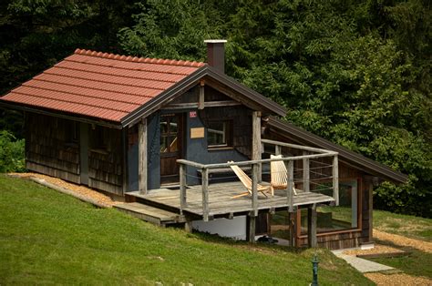 Lesena glamping hiška s teraso v gozdu