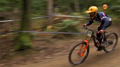 Kolesar na spustu v kolesarskem parku