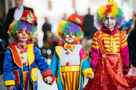 Otroci v pustnih maskah v Izoli