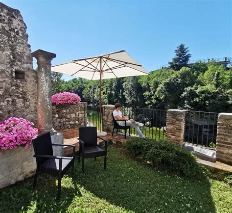 Zgodovinski center Omiša s pogledom na reko