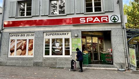 Božično okrašen Spar supermarket