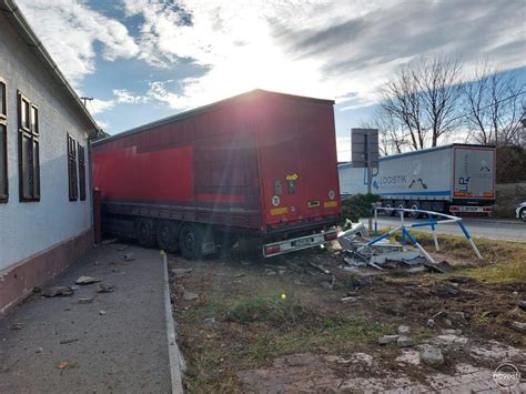 slovenski voznik, ki daje navodila potnikom v kombiju