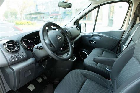 notranjost prostornega kombija s potniki