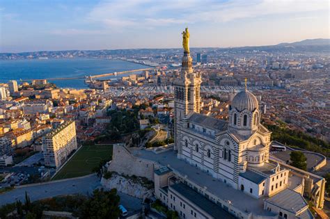 Panoramski pogled na Marseille s pristaniščem in Notre-Dame de la Garde