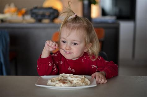 Ilustracija otrok, ki okrašujejo torto