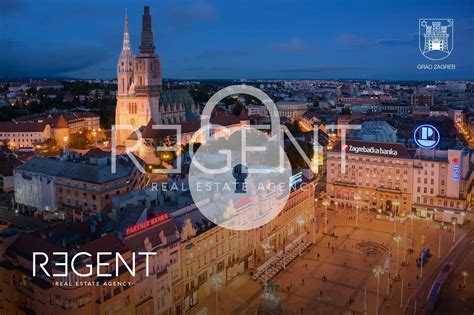 Fotografija elegantne kavarne s pogledom na mesto