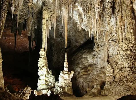 Notranjost jame Biserujka s stalaktiti in stalagmiti