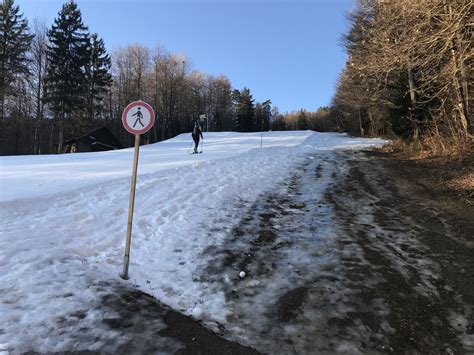 Smučarji na široki, dobro urejeni progi na Mariborskem Pohorju