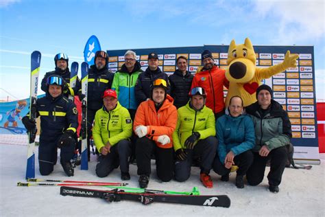 Skupina otrok, ki se uči smučati pod nadzorom inštruktorja na Mariborskem Pohorju