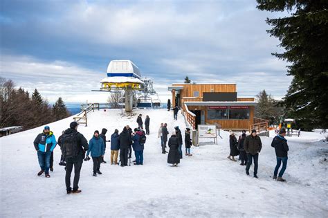 Sodobna sedežnica na Mariborskem Pohorju, ki pelje smučarje proti vrhu gore