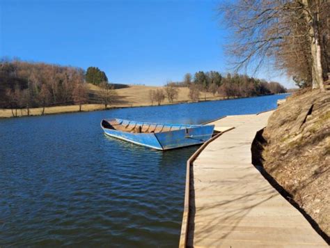 Slikovito Blaguško jezero ob sončnem vzhodu