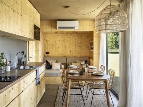 Notranjost luksuzne glamping hiške ob jezeru