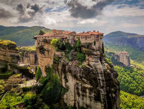 Meteora samostani na skalah