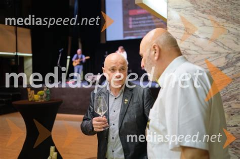 Salon mladih vin Pubec na gradu