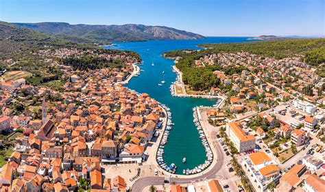 Vinogradi na strmih pobočjih otoka Hvar