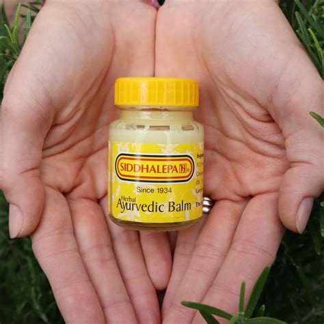Ajurvedski balzam v majhni posodici