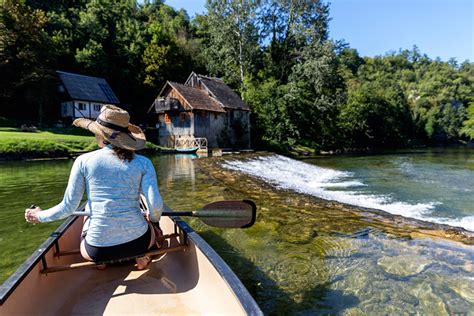 Ljudje uživajo v vožnji s kanujem po reki Kolpi