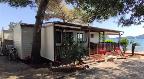 Mobilna hišica ob morju