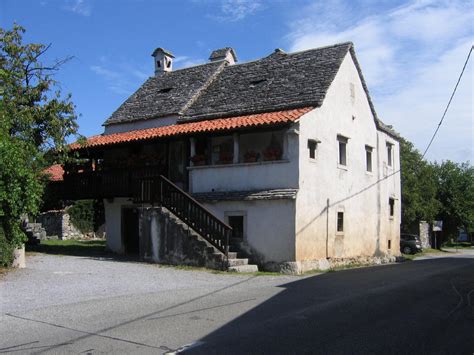 Hiša s kamnito streho, obteženo s kamni, značilna za območja z burjo