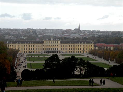 Zunanji pogled na palačo Schönbrunn z razkošnimi vrtovi