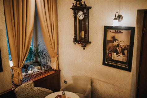 Fotografija kavarne Kipertz v Ptuju s starinskim ambientom.