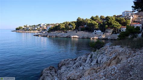 Panoramski pogled na istrsko obalo z obmorskim mestom