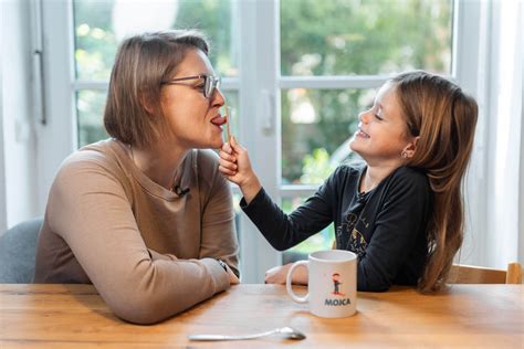 Ilustracija logopeda, ki dela z otrokom