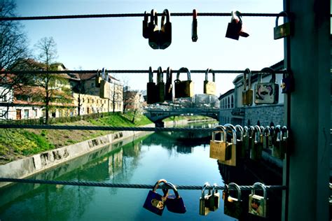 Most ljubezni z zaklenjenimi ključavnicami