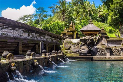 Ljudje med obredom očiščenja v Pura Tirta Empul