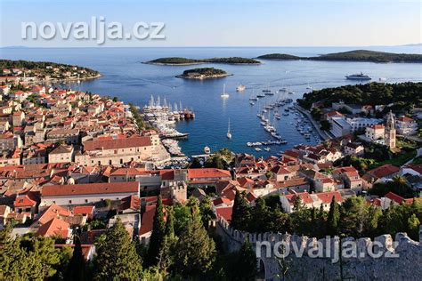 Pogled na mesto Hvar in pristanišče s Paklenimi otoki v ozadju