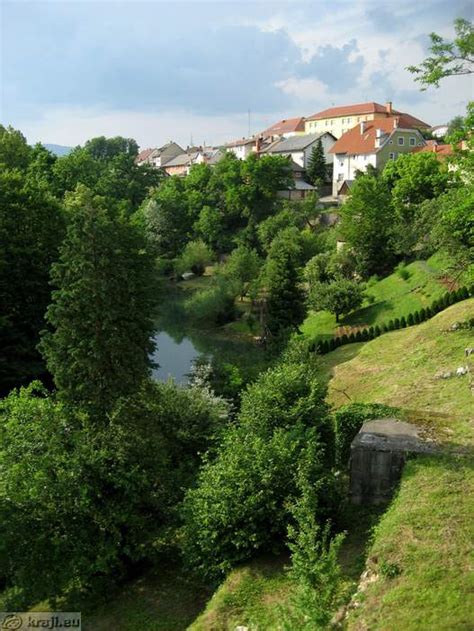 Pogled na staro mestno jedro Novigrada z obzidjem in cerkvijo
