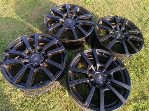 Ilustracija, ki prikazuje pravilno uporabo čistila za alu platišča in mehke krpe.