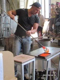 Mojster pihalec stekla na Muranu