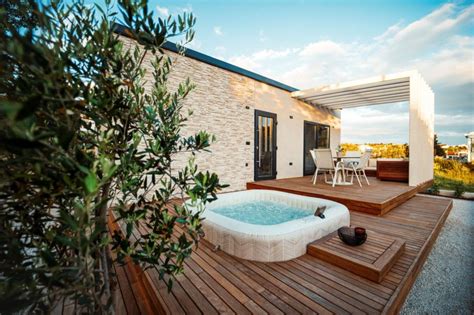 Lesena hiška v glampingu s pogledom na vinograde