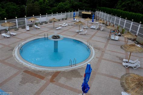 Zunanji bazen z ležalniki