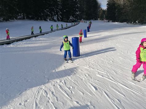 Otroci na smučarskem poligonu