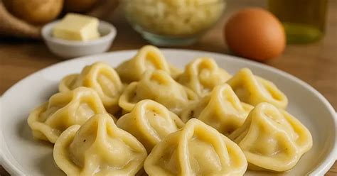 Prikaz tradicionalne slovenske jedi, npr. Idrijski žlikrofi