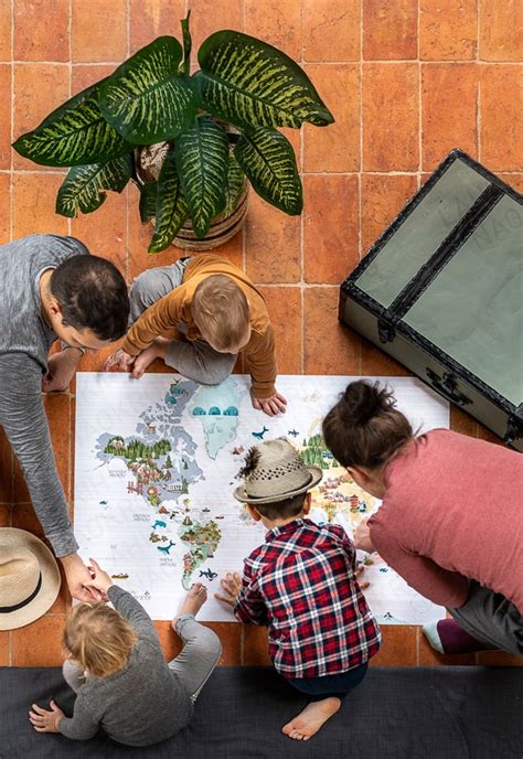 Uporabnik, ki gleda na zemljevid s poudarjenimi restavracijami