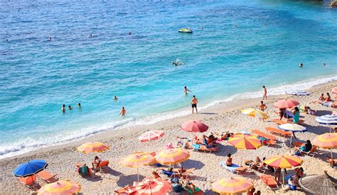 Turisti na plaži v Makarski