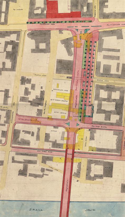 Ulični prizor v Portorožu z označenimi parkirnimi mesti