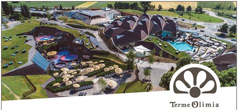 Družina uživa v bazenu v Termah Olimia