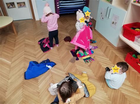 Otroci uživajo v igralnici Oliland